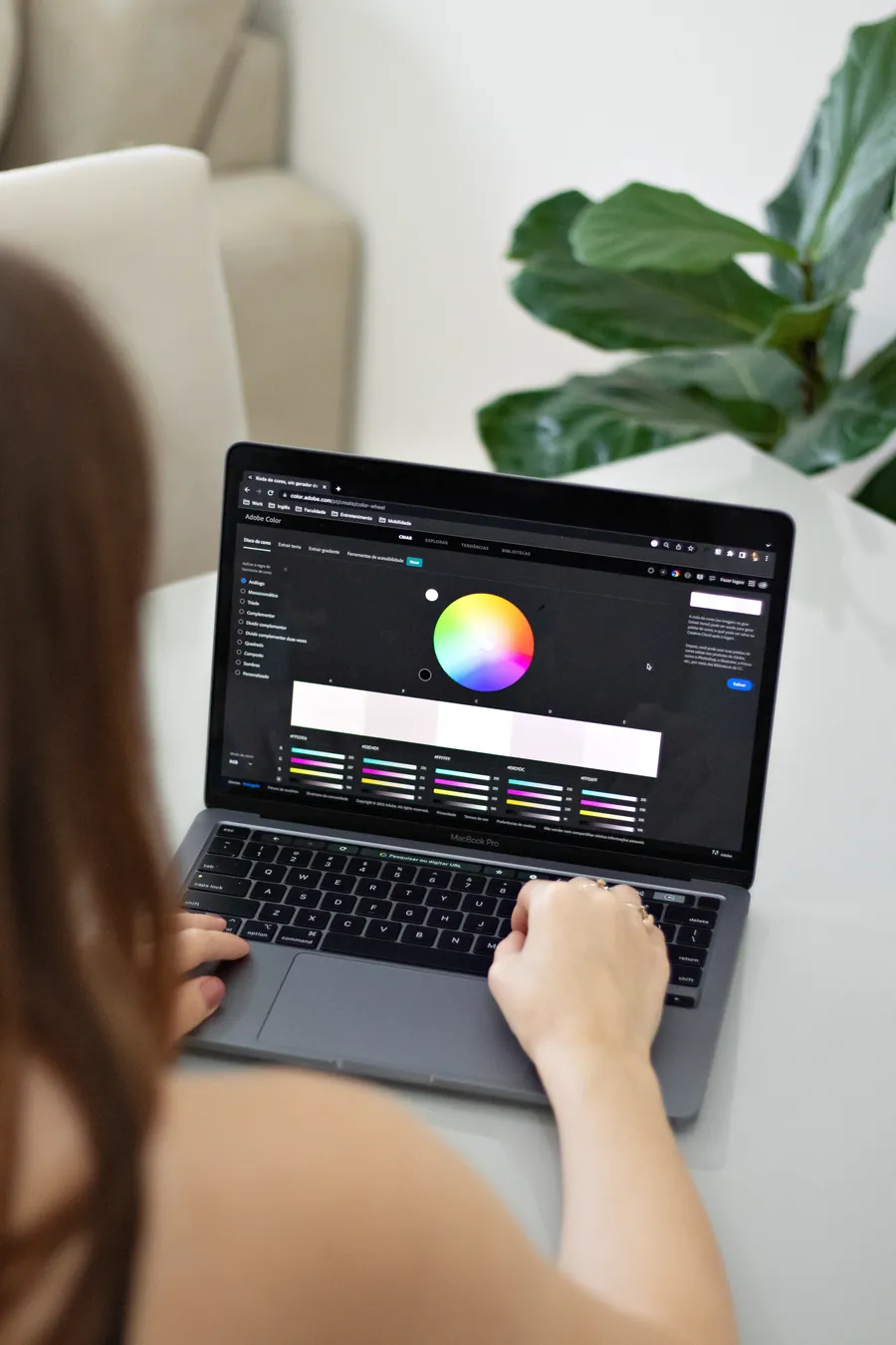 Pessoa desenvolvendo um projeto no notebook com seletor de cores